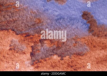 Abstrakte Kunst Hintergrund blau und braun Farben. Aquarellmalerei auf Leinwand mit roten Flecken und Farbverlauf. Fragment der Grafik auf Papier mit Muster. Stockfoto