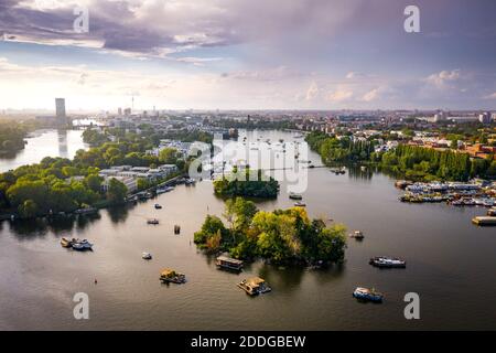 Luftaufnahme auf die Stadt berlin und den Fluss Spree Stockfoto