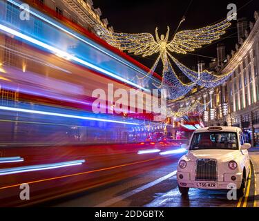 London, Großbritannien - 22. November 2020: Ein Blick auf die schönen Weihnachtslichter auf der Regent Street in London, Großbritannien. Stockfoto