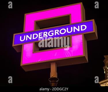 London, UK - 22. November 2020: London Underground Schild an der Oxford Circus Station - geändert zu dem quadratischen PlayStation Controller-Symbol, um die zu fördern Stockfoto