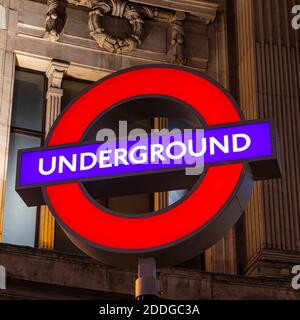 London, UK - 22. November 2020: London U-Bahn-Schild an der Oxford Circus Station in London, UK. Stockfoto