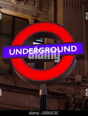 London, UK - 22. November 2020: London U-Bahn-Schild an der Oxford Circus Station in London, UK. Stockfoto