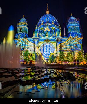 Blick auf die berliner Kuppel und den Brunnen während des Festivals von Lichter in der Nacht Stockfoto