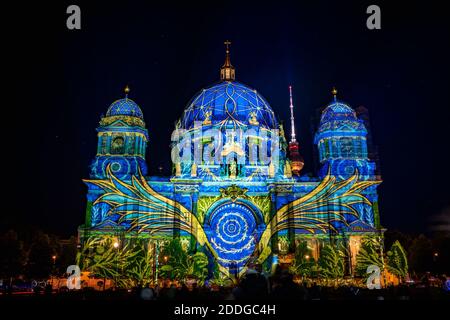 Blick auf die berliner Kuppel und den Brunnen während des Festivals von Lichter in der Nacht Stockfoto