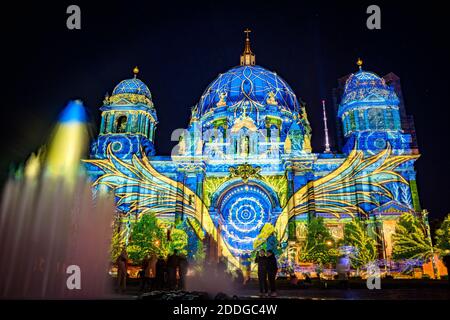 Blick auf die berliner Kuppel und den Brunnen während des Festivals von Lichter in der Nacht Stockfoto