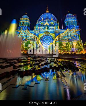 Blick auf die berliner Kuppel und den Brunnen während des Festivals von Lichter in der Nacht Stockfoto