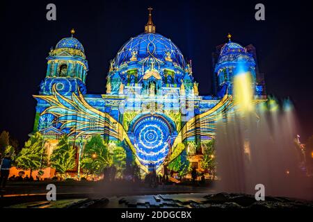 Blick auf die berliner Kuppel und den Brunnen während des Festivals von Lichter in der Nacht Stockfoto