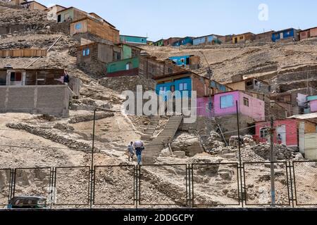 Ventanilla ist ein Stadtteil von Lima, Peru mit vielen Shantytowns auf den kargen Hügeln neben dem Pazifik gebaut Stockfoto