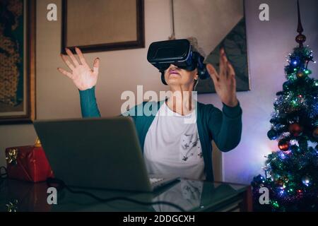 Frau mit virtual-Reality-Kopfhörer zu Hause Stockfoto