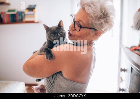 Frau, die ihre Katze hält Stockfoto
