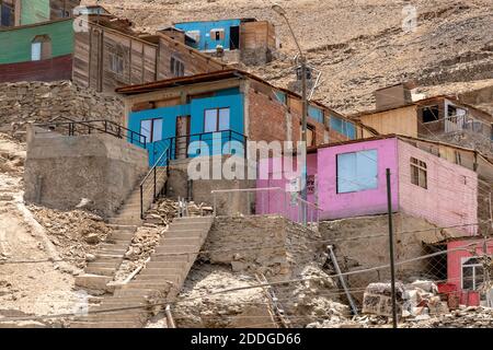 Ventanilla ist ein Stadtteil von Lima, Peru mit vielen Shantytowns auf den kargen Hügeln neben dem Pazifik gebaut Stockfoto