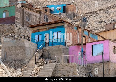 Ventanilla ist ein Stadtteil von Lima, Peru mit vielen Shantytowns auf den kargen Hügeln neben dem Pazifik gebaut Stockfoto