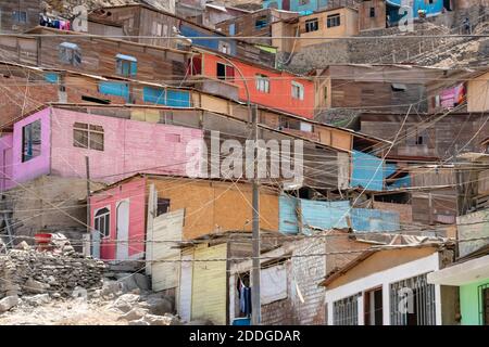 Ventanilla ist ein Stadtteil von Lima, Peru mit vielen Shantytowns auf den kargen Hügeln neben dem Pazifik gebaut Stockfoto