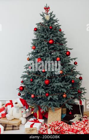 Weihnachtsbaum Dekor mit Geschenken und Girlanden Interieur Neujahr Stockfoto