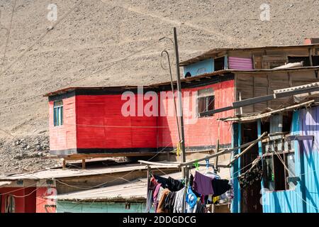 Ventanilla ist ein Stadtteil von Lima, Peru mit vielen Shantytowns auf den kargen Hügeln neben dem Pazifik gebaut Stockfoto