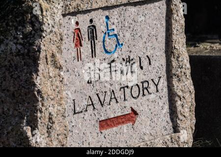 Schild mit Wegweiser zu einer öffentlichen Toilette im Nara Park, Nara, Japan Stockfoto