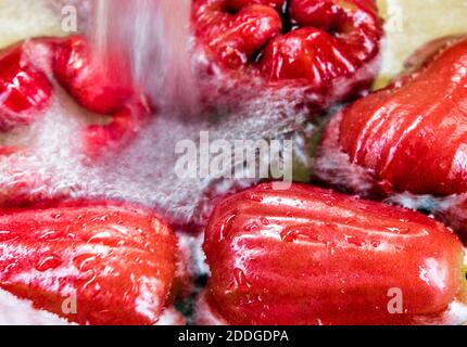 Waschen Sie die Rose Apple im Wasser Stockfoto