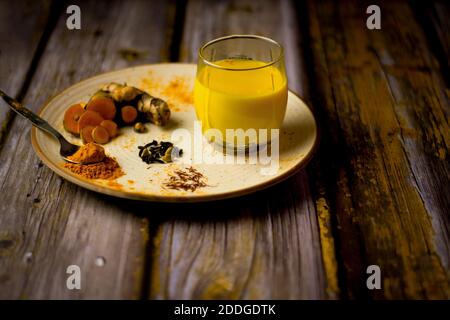 Kurkuma-Milch, die die Immunität erhöht und ist gut für die Gesundheit. Indisches berühmtes Getränk Rezept. Stockfoto