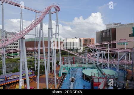 Eine spannende und berühmte Achterbahn in Yokohama, Japan. Stockfoto