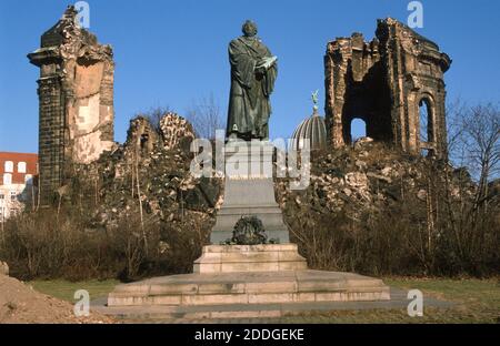 Eine Martin-Luther-Statue steht vor den Ruinen der Frauenkirche in Dresden, Herbst 1990. Stockfoto