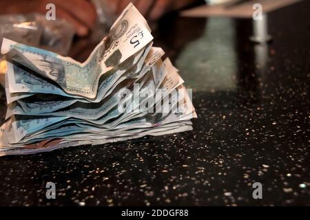 5 Pfund Banknoten auf einem Tisch. Englisches Geld. Stockfoto