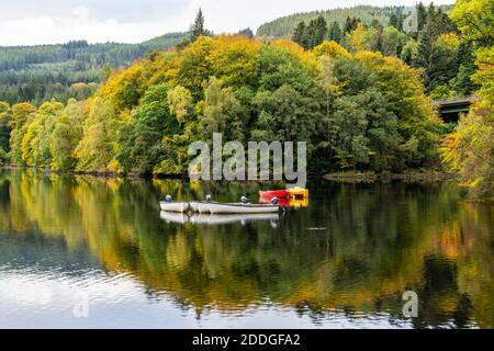 Boote liegen auf Loch Faskally in der Nähe von Pitlochry in Perthshire, Schottland, Großbritannien Stockfoto