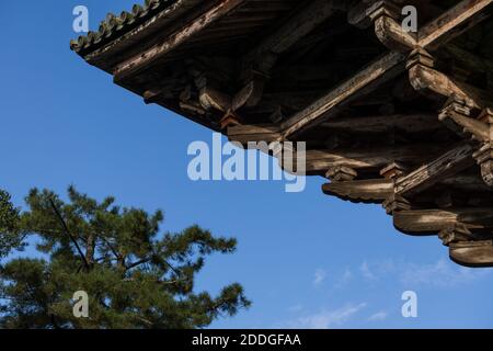 Detail des Daches von Nandai-mon, das große Südtor am Todai-ji Tempel in Nara, Japan gegen einen blauen Himmel an einem sonnigen Tag. Stockfoto