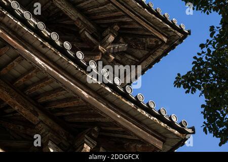 Detail des Daches von Nandai-mon, das große Südtor am Todai-ji Tempel in Nara, Japan gegen einen blauen Himmel an einem sonnigen Tag. Stockfoto