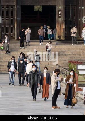 Maskierte Menschen nutzen die Go to Travel Kampagne, um den Todai-ji Tempel in Nara Japan während der COVID-19 Pandemie zu besuchen. Stockfoto