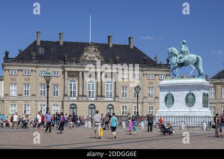 Geographie / Reisen, Dänemark, Kopenhagen, Touristen auf deme Schlossplatz vor Schloss Amalienborg, Additional-Rights-Clearance-Info-not-available Stockfoto
