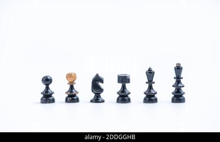 Old Chess Set - Alle sechs schwarzen Schachfiguren auf Ein weißer Hintergrund mit Kopierbereich Stockfoto