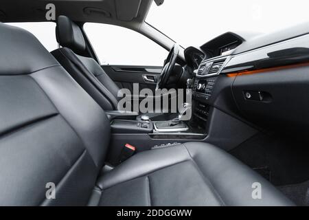 Dnipro, Ukraine - 21. november 2020: Mercedes-Benz E220 CDI 2011 schwarz, innen Stockfoto