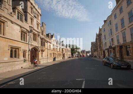 Oxford High Street und All Souls College in Großbritannien, aufgenommen am 15. September 2020 Stockfoto