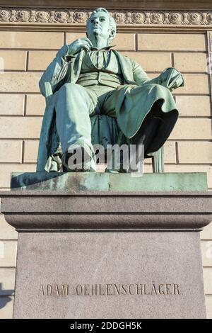 Geographie / Reisen, Dänemark, Kopenhagen, Statue Adam Oehlenschläger vor dem deme Königliches Theater / , Additional-Rights-Clearance-Info-not-available Stockfoto