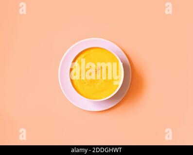 Draufsicht auf Schüssel appetitlich Kürbis Sahne Suppe platziert Auf rosa Hintergrund im Studio Stockfoto