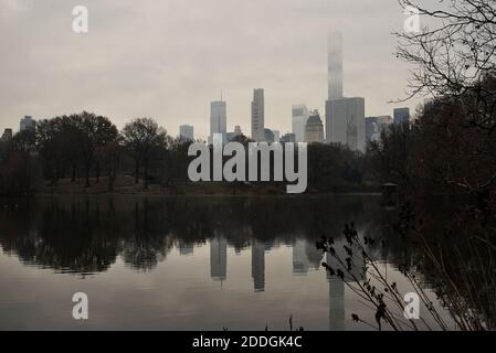 Ruhiger See im Central Park an bewölktem Tag im Herbst In New York Stockfoto
