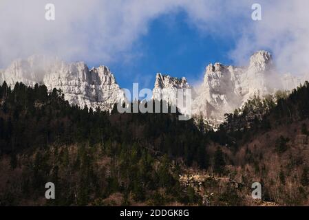 Herrliche Aussicht auf die Pyrenäen mit Schnee bedeckt Hintergrund des blauen Himmels in Ordesa Valley Stockfoto