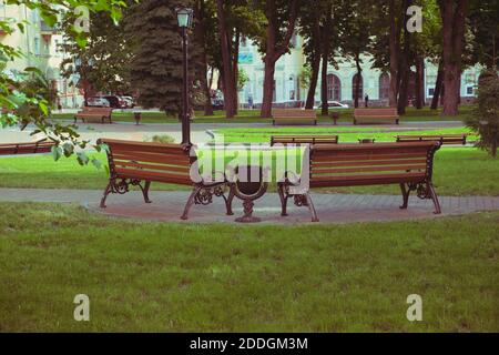 Die leeren Bänke auf der städtischen Gasse in Tschernihiw. Stockfoto