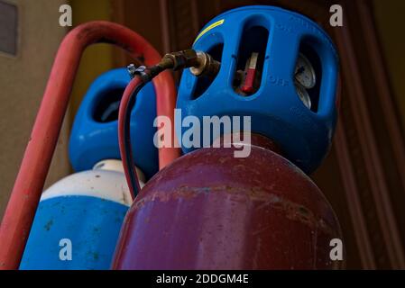 Gasflaschen für das industrielle Schweißen. Nahaufnahme. Stockfoto