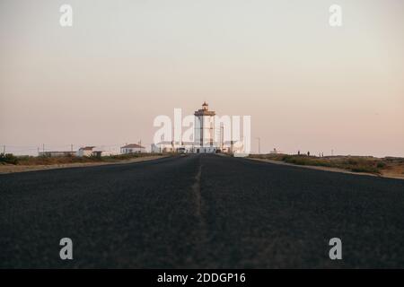 Ein schöner Landschaftsblick mit Cabo Carvoeiro Cape Lighthouse in Peniche, Portugal Stockfoto