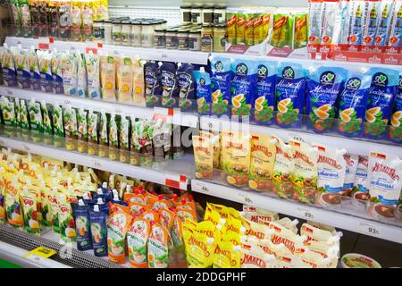 Kaliningrad, Russland - 18. November 2020: Mayonnaise in den Regalen des lokalen russischen Supermarkts. Stockfoto