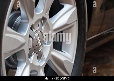 GRODNO, WEISSRUSSLAND - DEZEMBER 2019: Audi A6 4G C7 Luxus Auto Nahaufnahme Leichtmetallfelgen Teil Seitenansicht mit Titan-Optik matt. Stockfoto