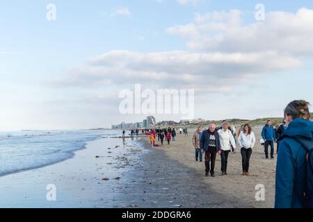 Oostduinkerke, Belgien - 5. November 2020: Eine Menge am Strand genießt einen der letzten schönen Tage des Jahres. Stockfoto