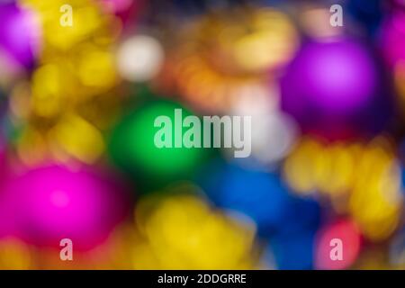 Defokussierte abstrakte Happy New Year romantische Dekorationen, bunt verschwommen Bokeh Hintergrund-Effekt. Außerhalb des Fokus leuchtende Lichter Feier Textur Stockfoto