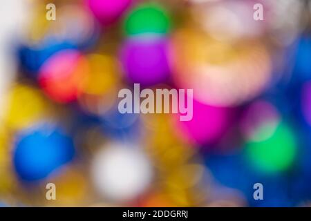 Defokussierte glühende Weihnachtskugeln Urlaub Dekorationen, abstrakt verschwommen Bokeh Hintergrund-Effekt. Out of Focus Happy New Year Lichter Feier Textur Stockfoto