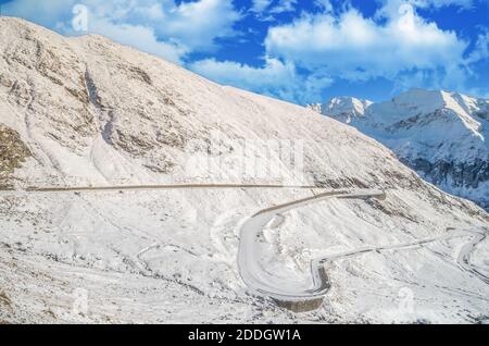 Atemberaubende Aussicht auf die Fagaras Berge im Winter. Der Bergrücken voller Schnee. Es gibt eine der schönsten Straßen der Welt, Transfagarasan Stockfoto