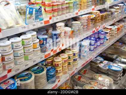 Kaliningrad, Russland - 18. November 2020: Meeresfrüchte in den Regalen des Supermarkts. Stockfoto