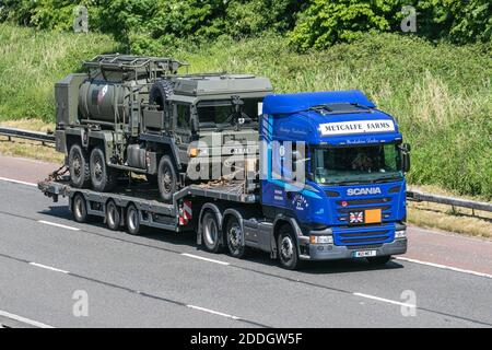 Metcalfe Farms Scania Fahrzeugtransport Streitkräfte Armee Versand Fracht, Militär Schwertransport Tankwagen, MAN LKW auf Tieflader Lieferwagen auf der M6 in Manchester UK Stockfoto