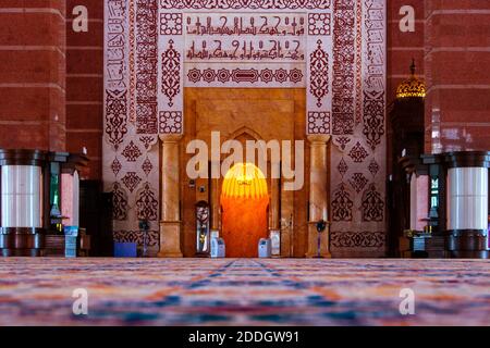 PUTRAJAYA, MALAYSIA - 3. MAI 2014: Innerhalb der Putra Moschee in Putrajaya, Malaysia, Es ist mit roségetönten Granit gebaut und befindet sich in einem beliebten Stockfoto