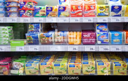 Kaliningrad, Russland - 25. August 2018: Verarbeiteter Käse in den Regalen des Supermarktes. Stockfoto